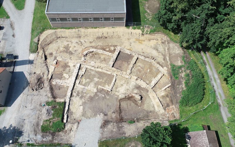 Ein Teil der Grundmauern von Schloss Baruth nach ihrer Ausgrabung im Sommer 2021.  © Landesamt für Archäologie Sachsen, C. Schubert